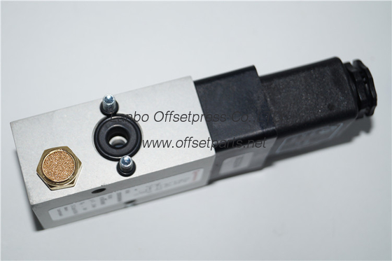 high quality original 4/2-way valve 61.184.1051/02 for SM102 machine
